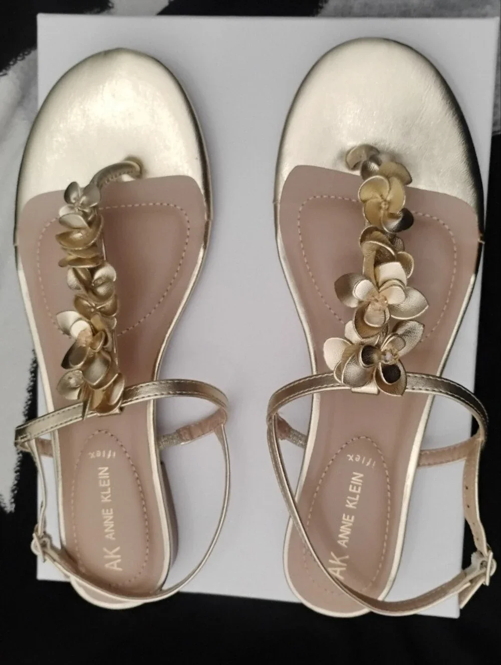 Anne Klein Flavia Iflex Metallic Gold Floral Embellished Thong Sandals Sz 10 NEW